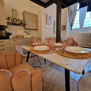  Appartement Regina In Porta Romana 2 - Sky Tv, Wifi E Breakfast Box